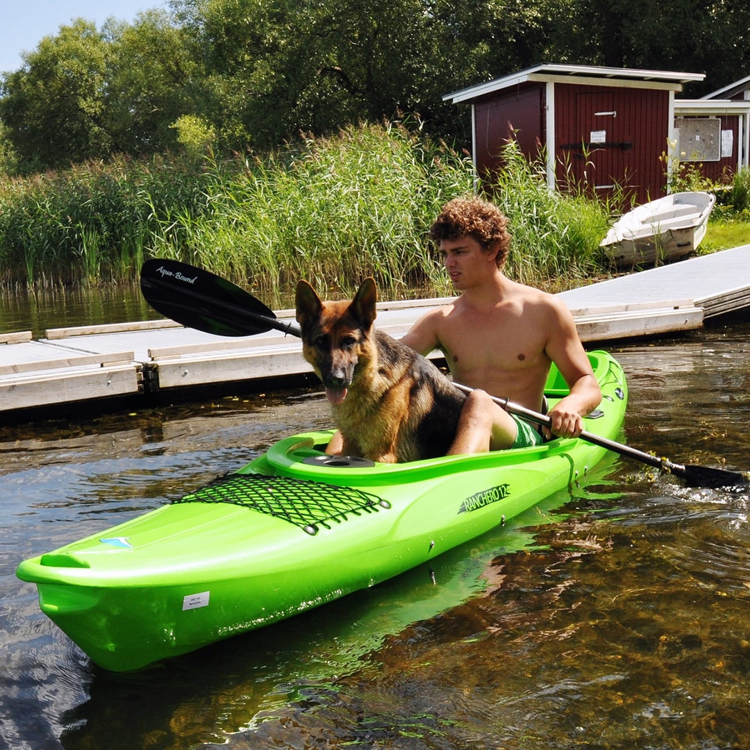 Seabird Ranchero plastkajak med paddlare och hund på lugnt vatten