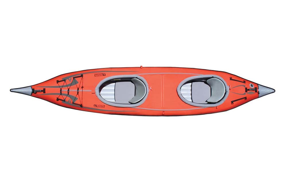 AdvancedFrame Convertible med dubbeldeck – uppblåsbar tandemkajak sedd ovanifrån med monterat däcköverdrag för två