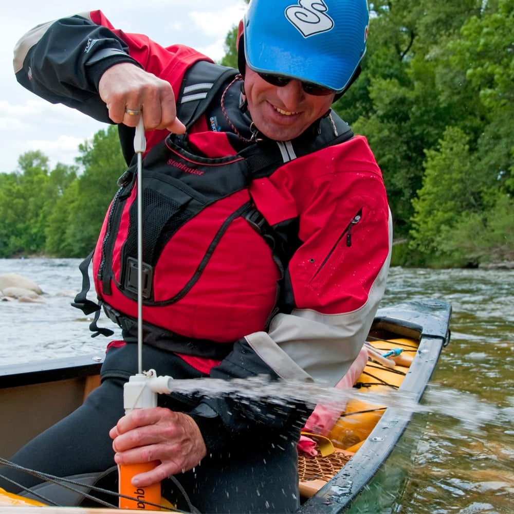Man använder Aqua Bound länspump i kajak – tömmer vatten efter paddling