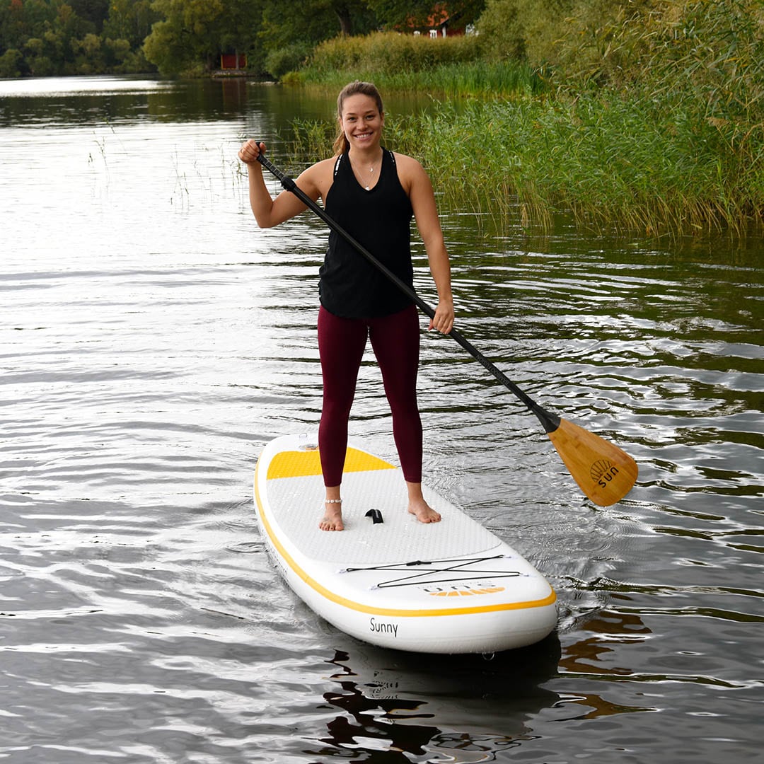 SUN Sunny 10.8 – uppblåsbar allround-SUP med bra stabilitet för lek, fritid och familjepaddling.