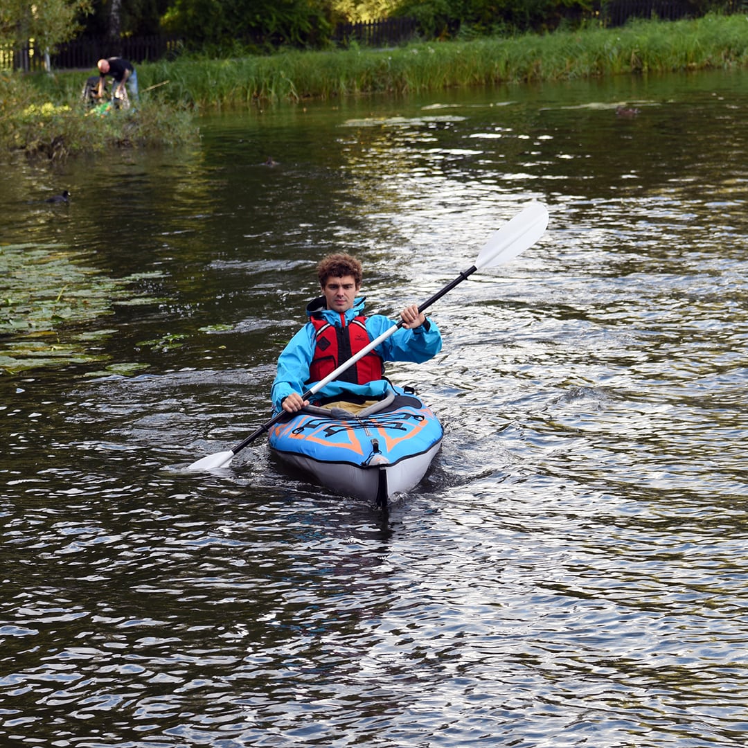 AdvancedFrame Expedition – uppblåsbar långfärdskajak från Advanced Elements med en paddlare, perfekt för soloturer med packning.