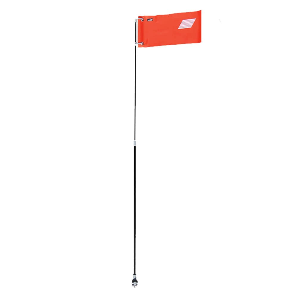 Orange säkerhetsflagga/vimpel från Kajaksport, monterad på en lång, svart flaggstång för att öka synligheten på vattnet