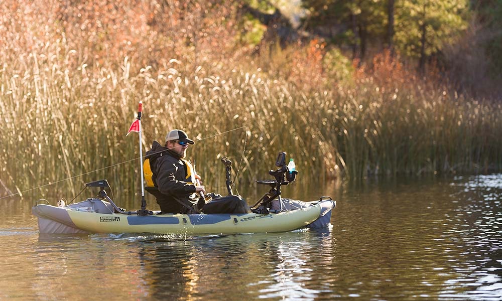 StraitEdge Angler PRO från Advanced Elements – uppblåsbar fiskekajak på vattnet i naturskön miljö