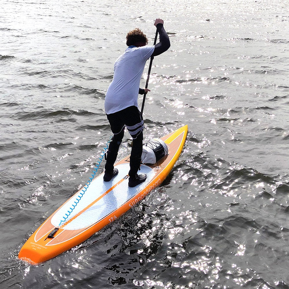 SUN Drybag 30L – vattentät däcksväska monterad på SUP från SUN Paddleboard