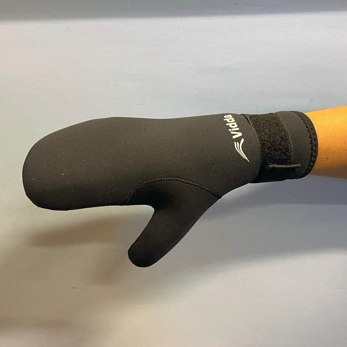 Våthandskar i neopren, svart modell med grepp för paddling
