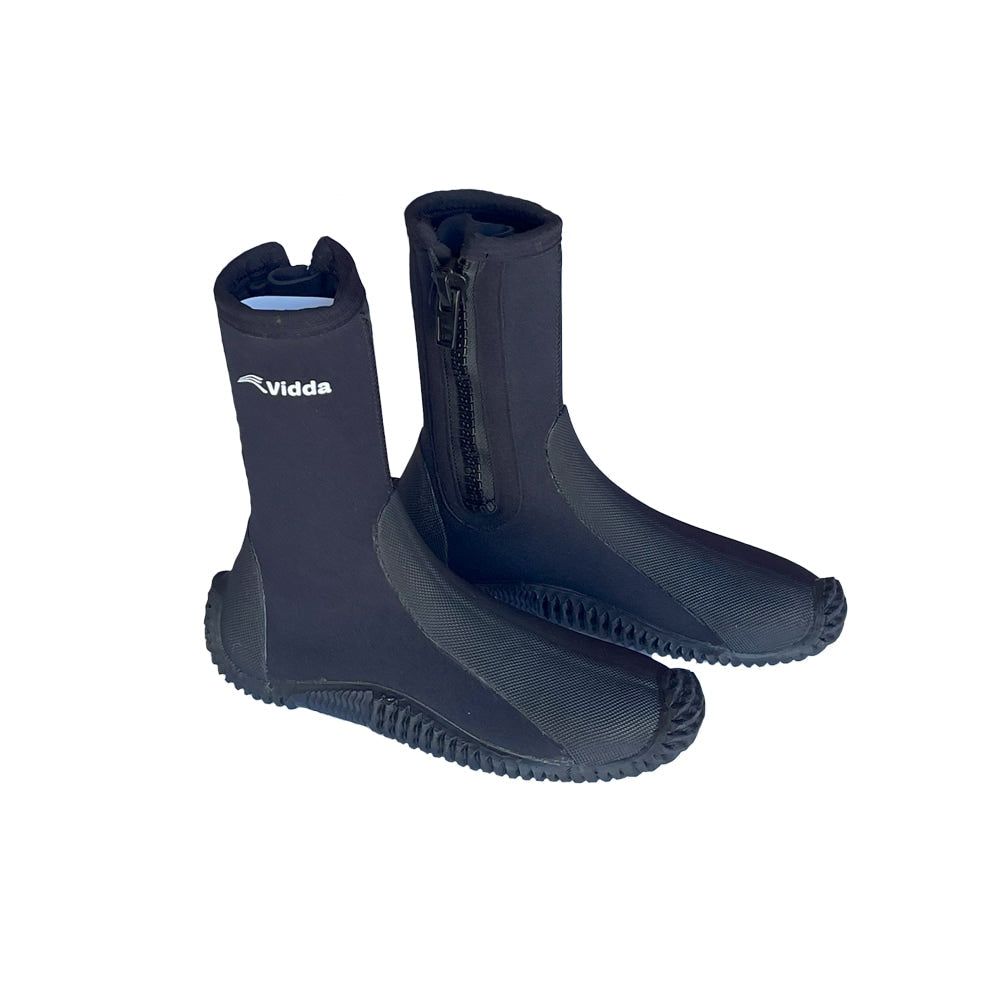 Svarta, höga 5 mm neoprenstövlar för att hålla fötterna varma under kall paddling