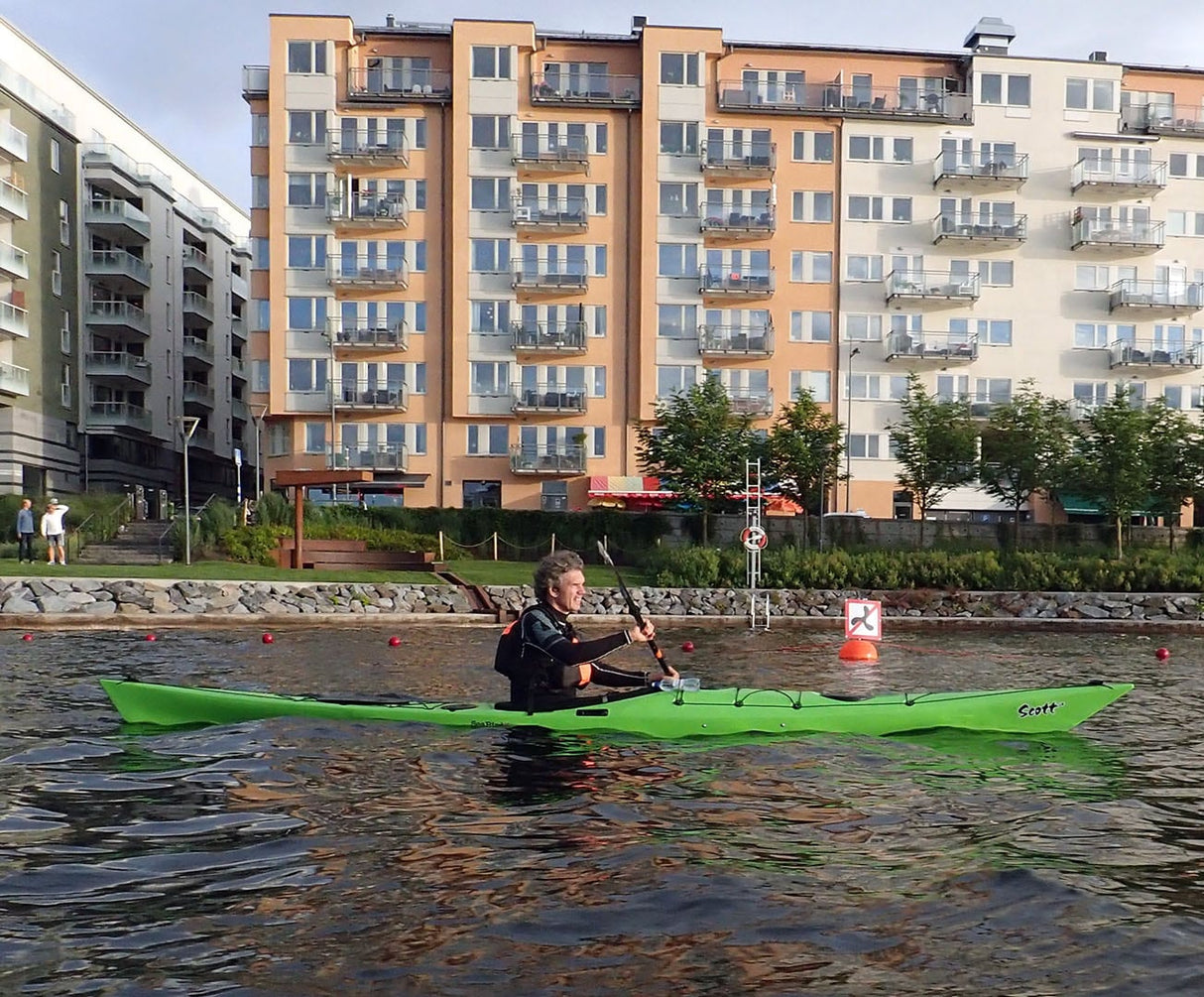 Grön plastkajak Seabird Scott MV med paddlare på öppet vatten