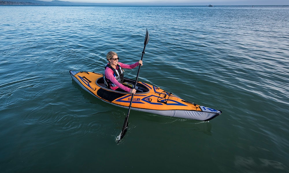 AdvancedFrame Sport – uppblåsbar kajak från Advanced Elements, paddlas av en person. Lätt och smidig för dagsturer.