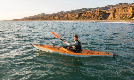 AirFusion EVO luftkajak från Advanced Elements uppställd vid vattnet – smal och sportig design för effektiv paddling