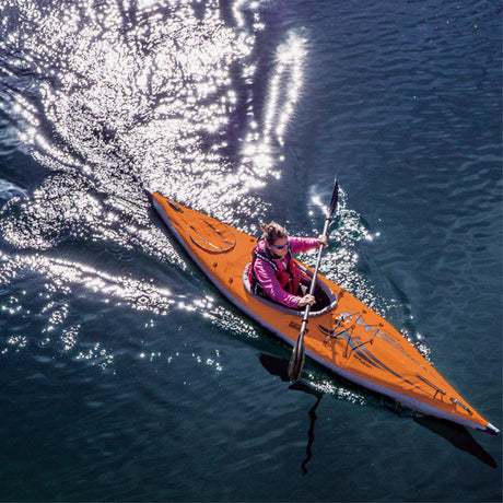 AirFusion EVO luftkajak från Advanced Elements uppställd vid vattnet – smal och sportig design för effektiv paddling