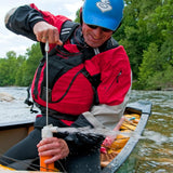 Man använder Aqua Bound länspump i kajak – tömmer vatten efter paddling