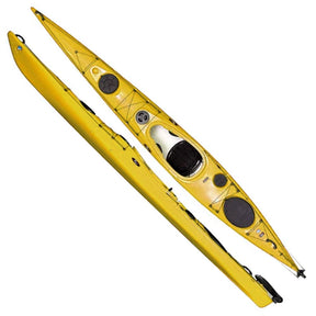 Två vinklar av en gul Seabird Expedition LV havskajak. Visar den slanka skrovformen, tre packluckor och däckssnören för extra packning
