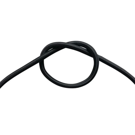 Närbild på svart 4 mm elastiskt gummisnöre/chocksnöre knutet i en ögla, används som däcksnöre på kajak