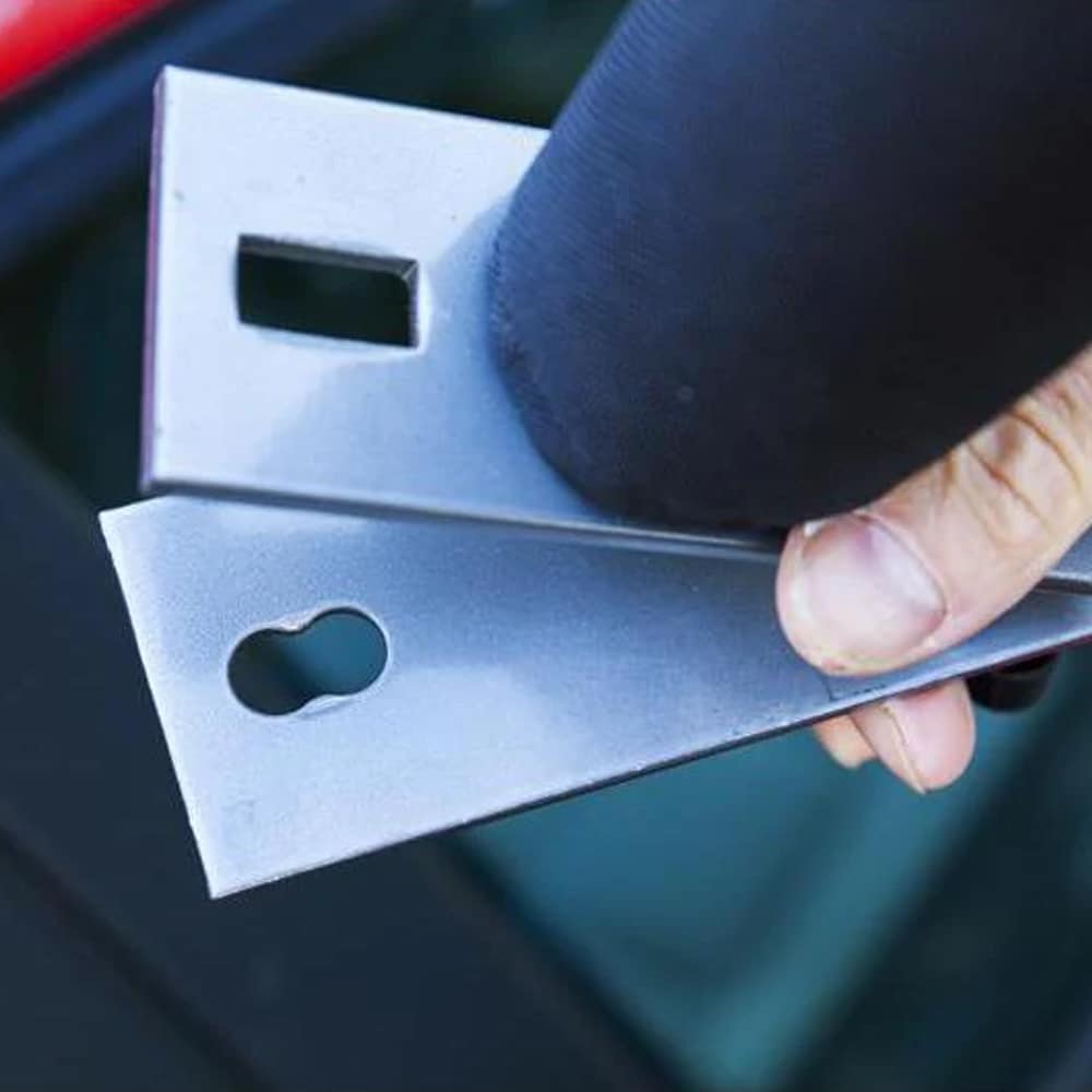 Närbild på metallfäste för höglastare/lastningshjälp för kajak, visas i bruk på en bils takräcke. Hjälper till vid lastning av kajaker