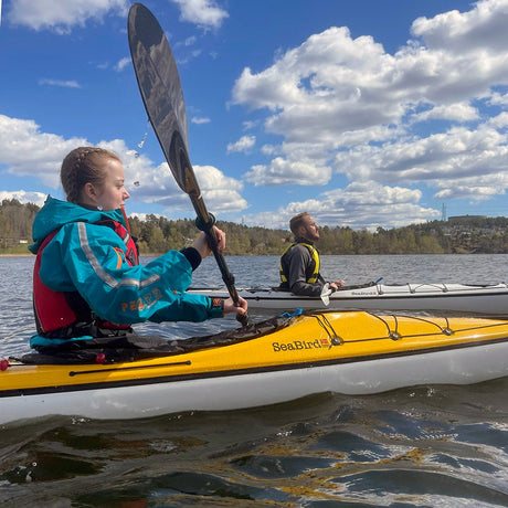 addlare i Seabird Expedition 480 MV – glasfiberkajak med roder för turpaddling
