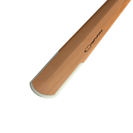 Isigaa BoneEdge – grönlandspaddel i trä med förstärkt blad, för traditionell kajakpaddling.