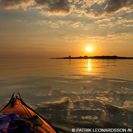 AdvancedFrame luftkajak från Advanced Elements paddlas i solnedgång – stämningsfull tur med uppblåsbar kajak i vacker natur.