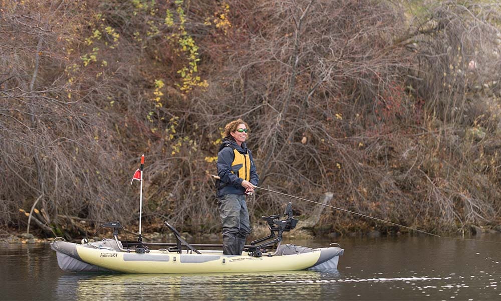 StraitEdge Angler PRO från Advanced Elements – uppblåsbar fiskekajak på vattnet i naturskön miljö