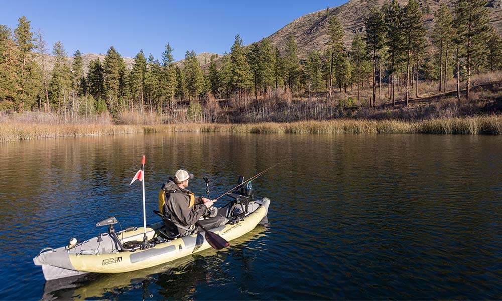 StraitEdge Angler PRO från Advanced Elements – uppblåsbar fiskekajak på vattnet i naturskön miljö