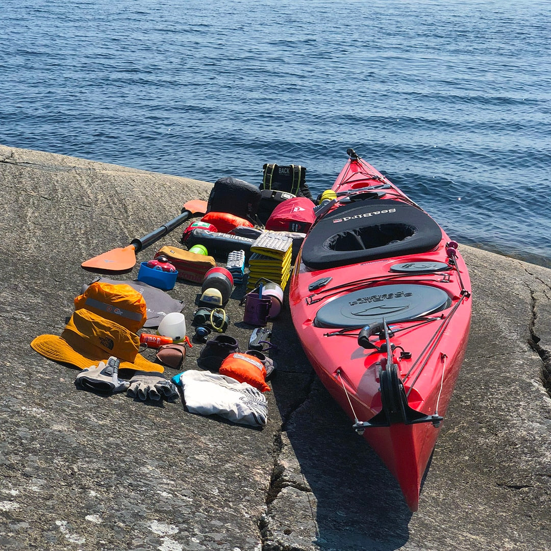 Kajak med utrustning inklusive River Knife från Peak UK – redo för säker paddling.