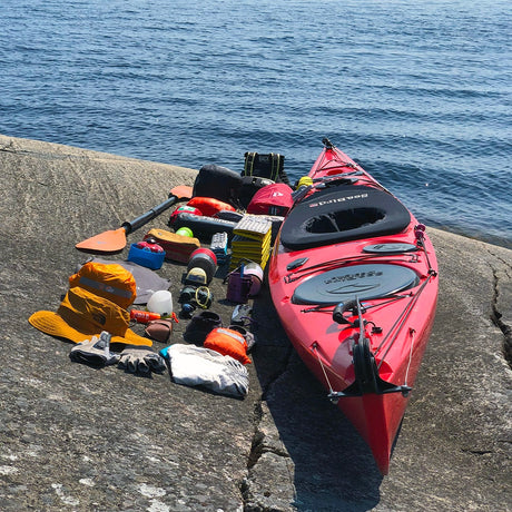 Kajak med utrustning inklusive River Knife från Peak UK – redo för säker paddling.