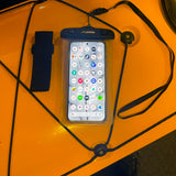 Vidda phonecase med en påslagen mobiltelefon inuti, ligger säkrad med ett svart snöre på däck på en gul Seabird glasfiberkajak