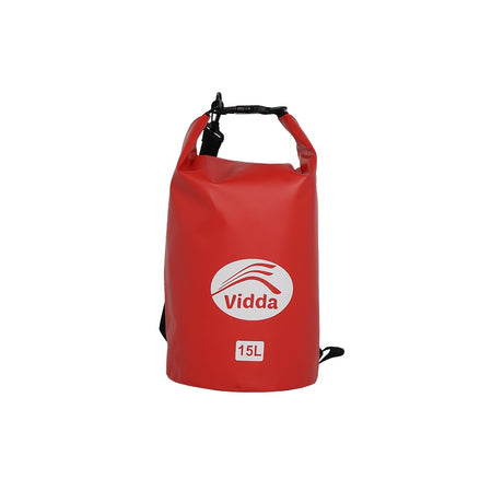 En röd Vidda Drybag 15 L-vattentät påse visad på en produktvisning