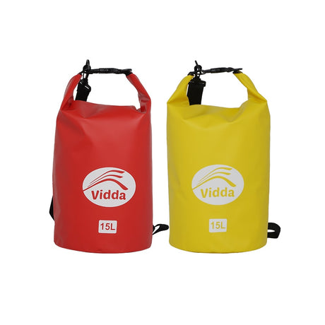 Två Vidda Drybag 15 L-vattentäta påsar, en gul och en röd, visade på en produktvisning