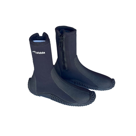Svarta, höga 5 mm neoprenstövlar för att hålla fötterna varma under kall paddling