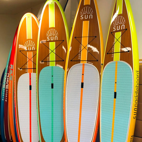 Hård SUP från SUN Paddleboard – elegant glasfiberbräda med träfinish för touring och fritidspaddling
