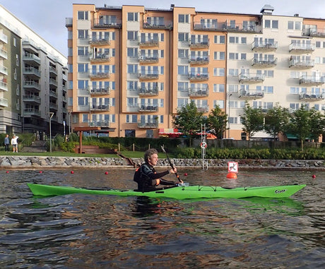 Grön plastkajak Seabird Scott MV med paddlare på öppet vatten